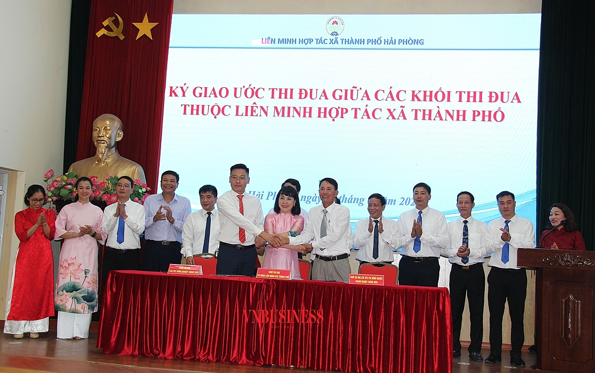 Đại diện các khối ký giao ước thi đua.