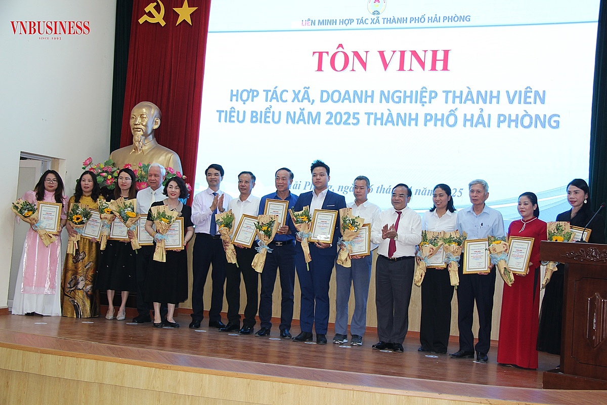 Tôn vinh 13 HTX, Doanh nghiệp, Quỹ tín dụng tiêu biểu năm 2025.