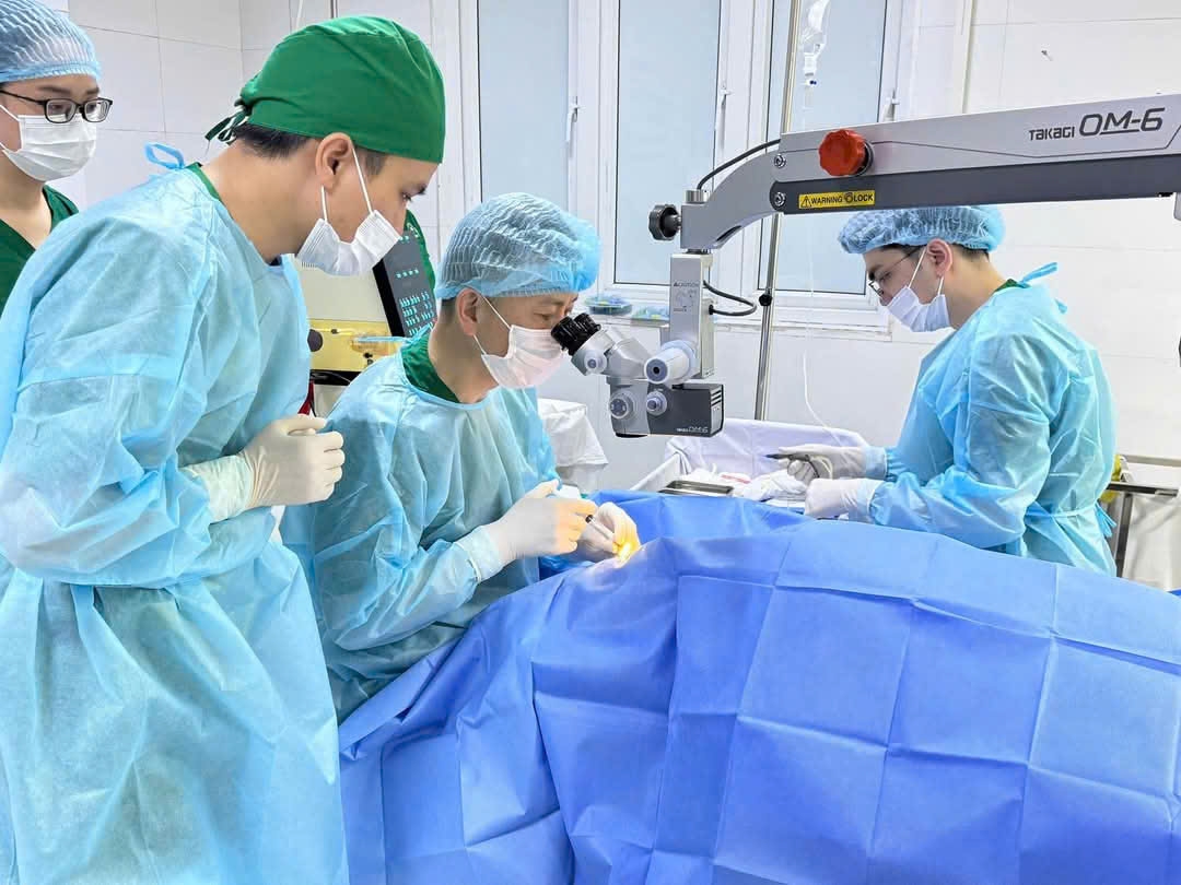 Một ca phẫu thuật thay thủy tinh thể.