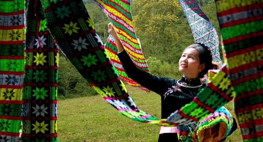 Lâm Bình khuyến kích người dân phát triển nghề thổ cầm thông qua HTX và gắn với du lịch để nâng cao giá trị kinh tế.