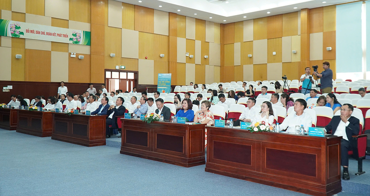 Toàn cảnh phiên họp.