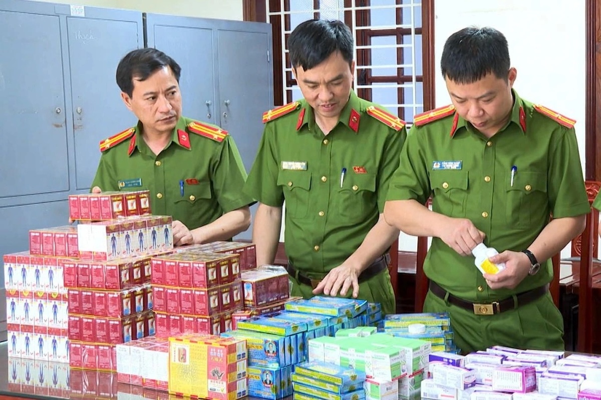 Công an thu 10 tấn thuốc và nguyên liệu trong đường dây sản xuất thuốc giả quy mô lớn