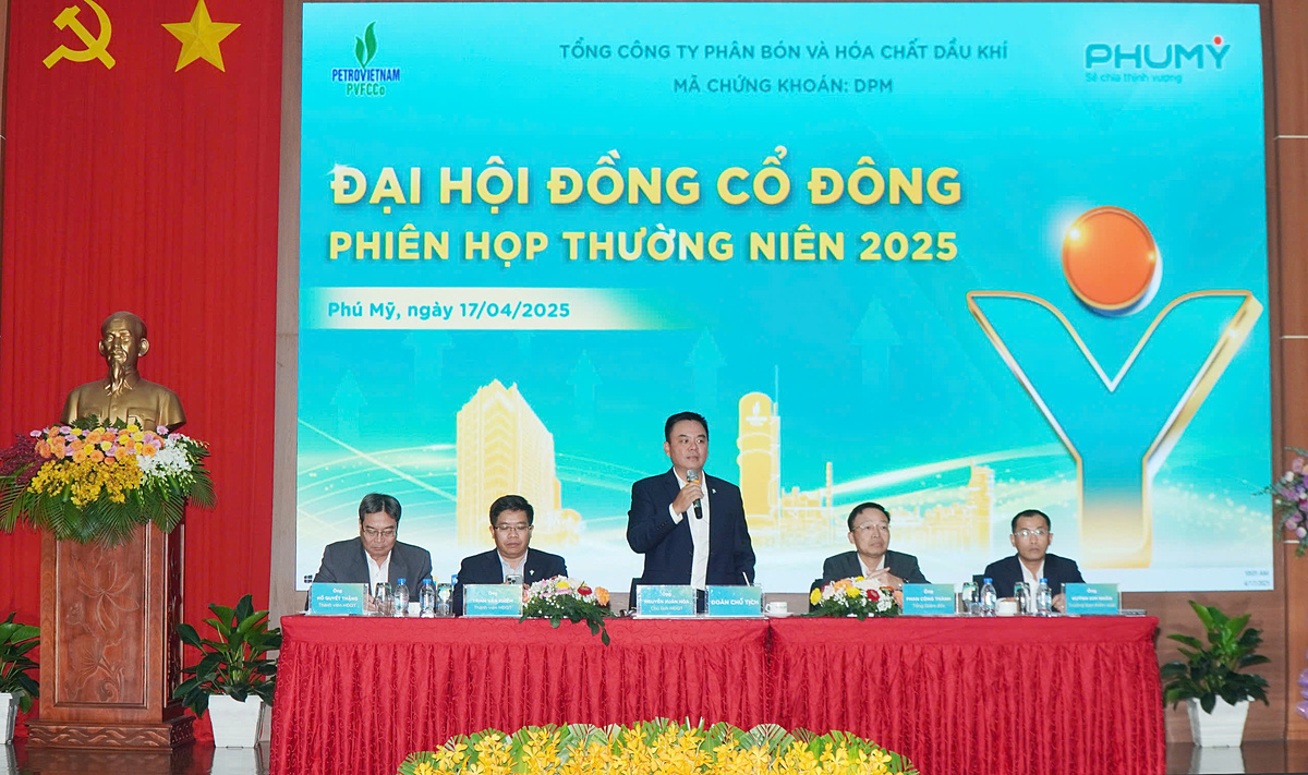 Đoàn Chủ tịch điều hành phiên họp.