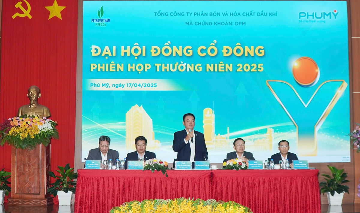 Đoàn Chủ tịch điều hành phiên họp.