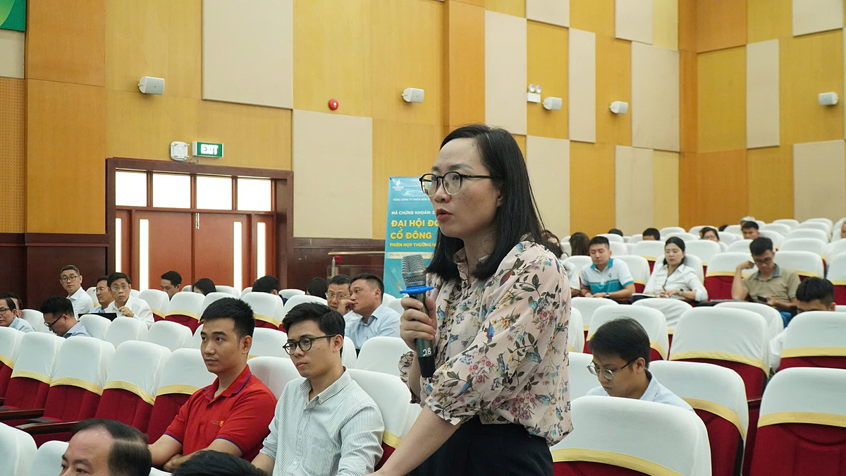 Cổ đông đặt câu hỏi và thảo luận tại phiên họp.