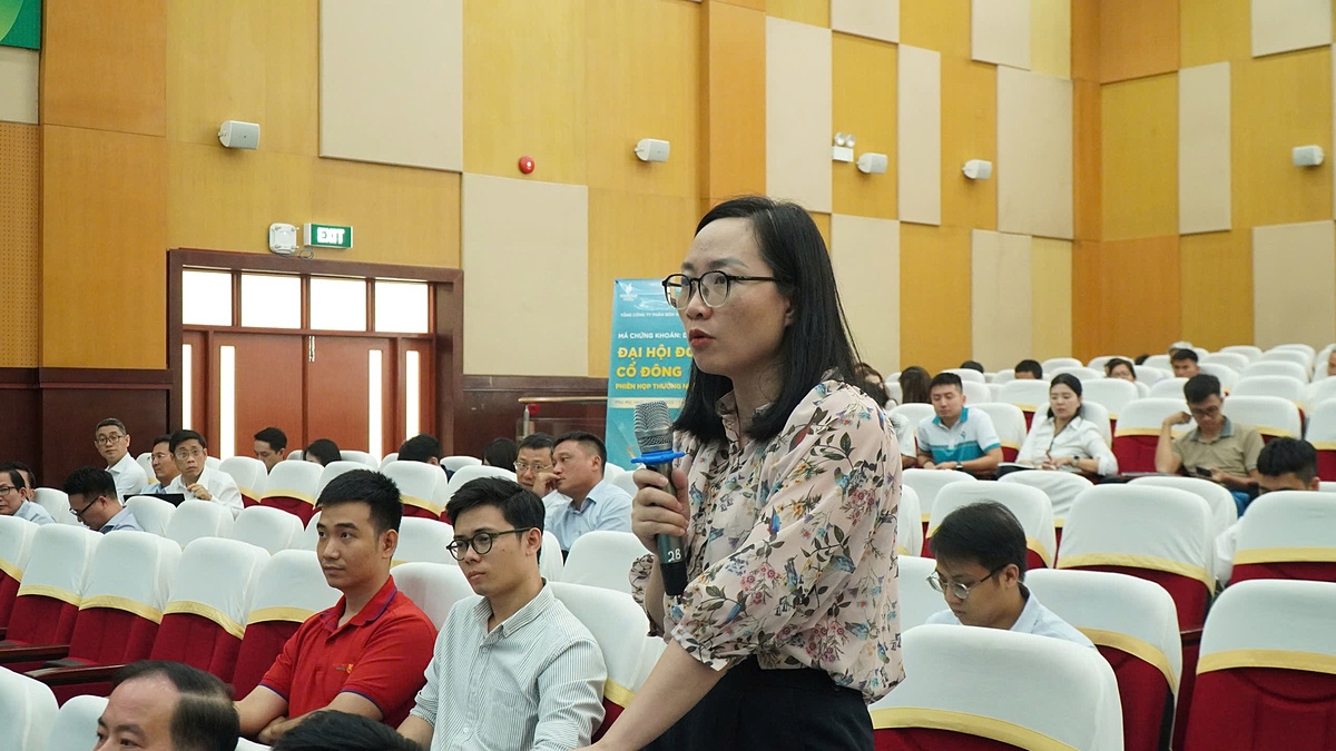 Cổ đông đặt câu hỏi và thảo luận tại phiên họp.