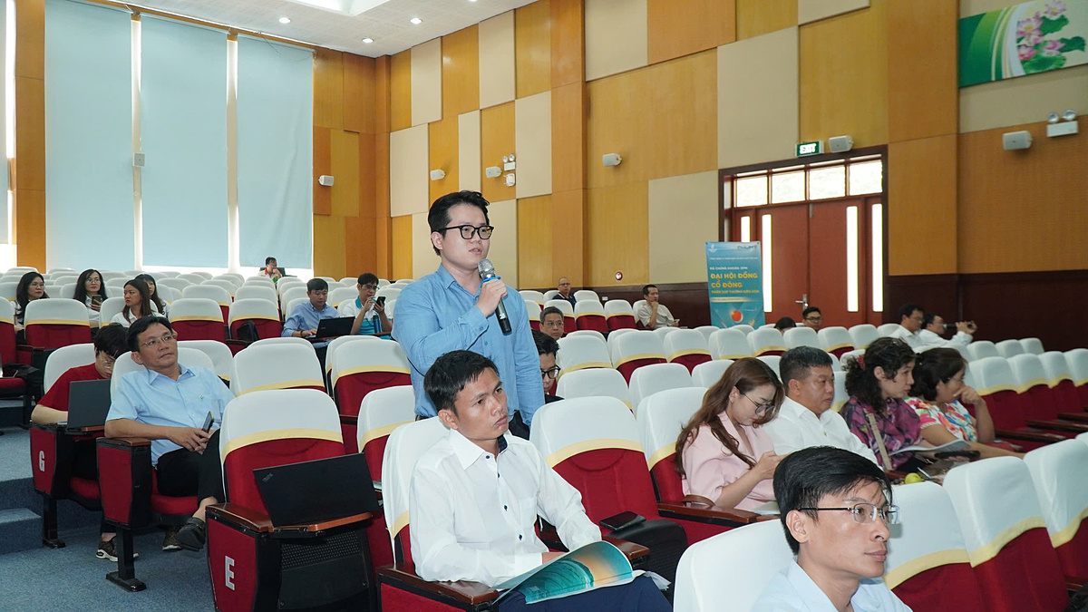 Cổ đông đặt câu hỏi và thảo luận tại phiên họp.