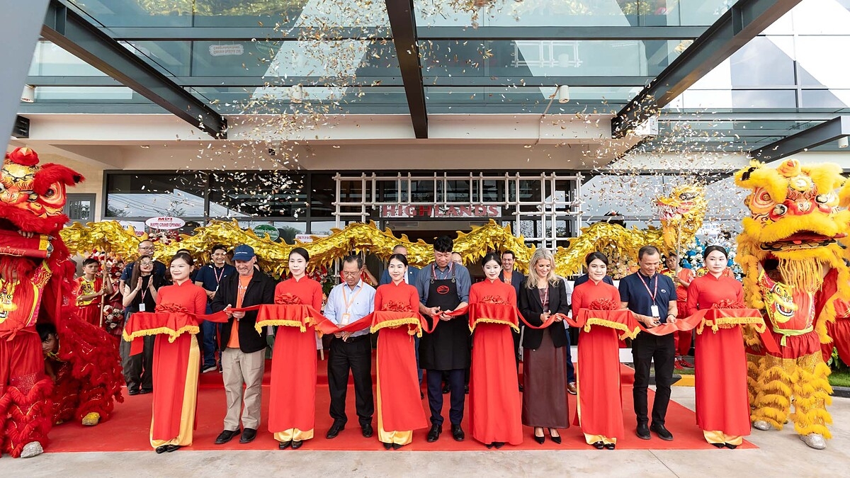 Nghi thức cắt băng khánh thành Nhà máy rang xay cà phê Highlands Cái Mép tại Bà Rịa - Vũng Tàu.