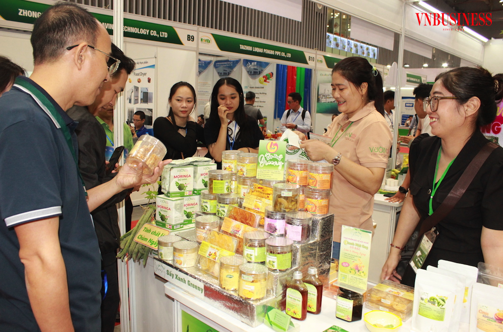 Các DN nội địa trong ngành hàng FMCG nên có sự thay đổi, sáng tạo mạnh mẽ về kênh phân phối và sản phẩm trước sức ép cạnh tranh khốc liệt như hiện nay.