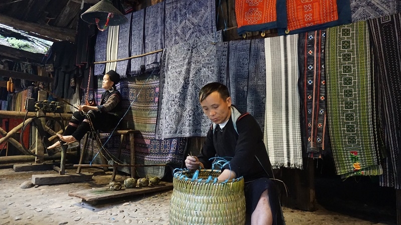 Người dân tộc thiểu số ở Sa Pa đã không còn ngại dùng công nghệ thông tin để bán hàng.