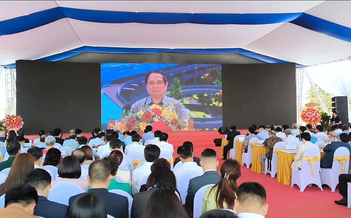 Các đại biểu tại điểm cầu Lễ khởi công dự án Khu đô thị du lịch lấn biển Cần Giờ lắng nghe phát biểu chỉ đạo của Thủ tướng Chính phủ tại chương trình Khởi công, khánh thành các công trình, dự án chào mừng 50 năm Giải phóng miền Nam - Thống nhất đất nước.