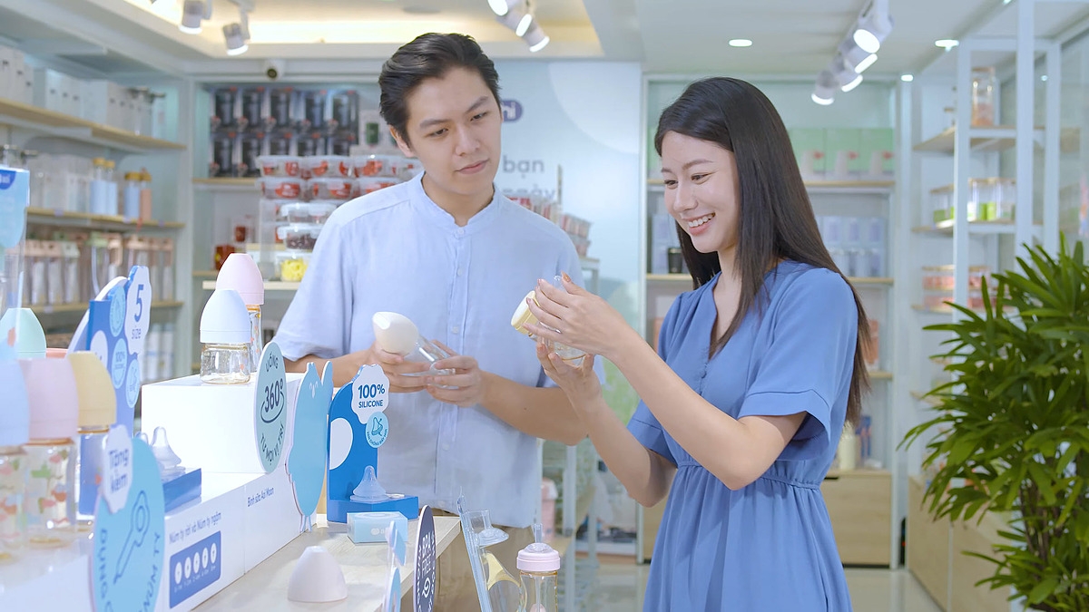 Người cha ngày nay chủ động tham gia vào quá trình chăm sóc và lựa chọn sản phẩm phù hợp với con.