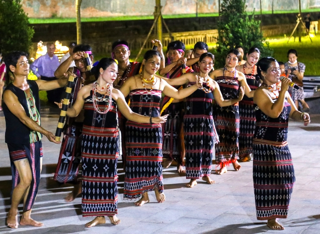 Cộng đồng người Cơ Tu ở Tà Bhing dùng lời ca tiếng hát chào đón các du khách.