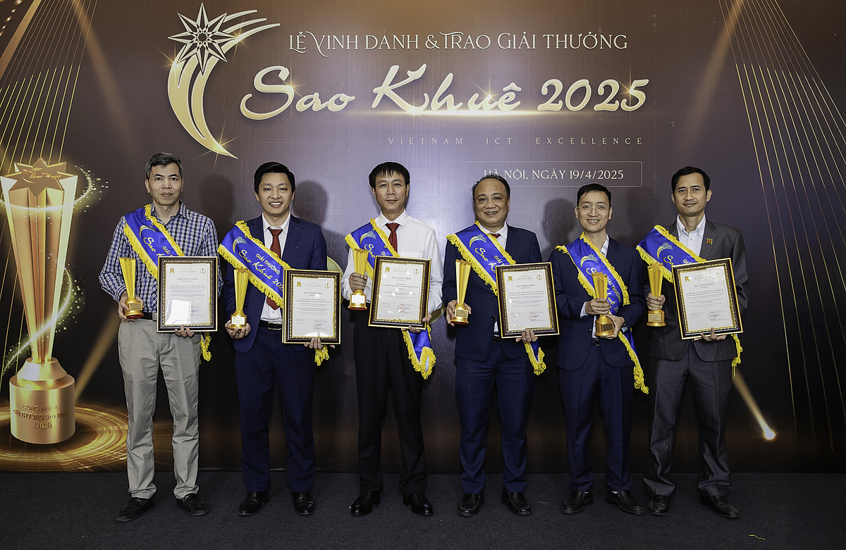 Đại diện Agribank nhận Cup và chứng nhận sản phẩm xuất sắc của ngành phần mềm , công nghệ thông tin Việt Nam - Giải thưởng Sao Khuê 2025.