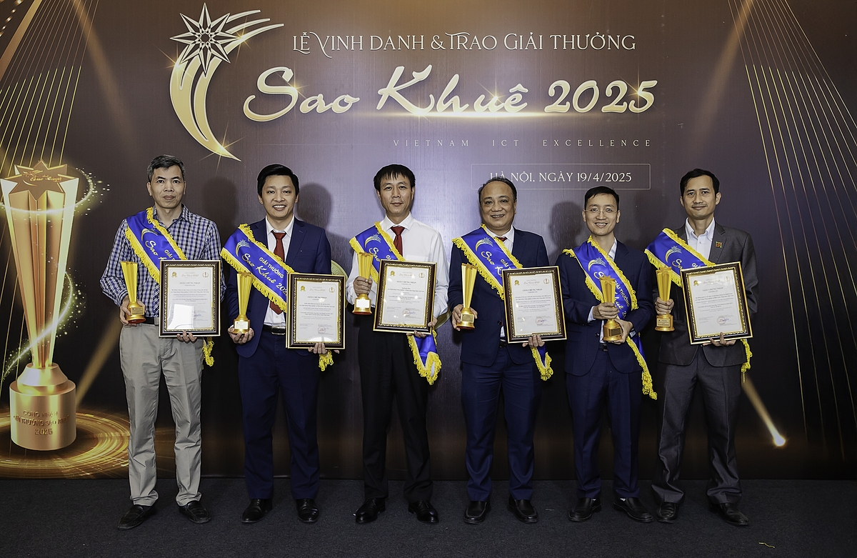 Đại diện Agribank nhận Cup và chứng nhận sản phẩm xuất sắc của ngành phần mềm , công nghệ thông tin Việt Nam - Giải thưởng Sao Khuê 2025.