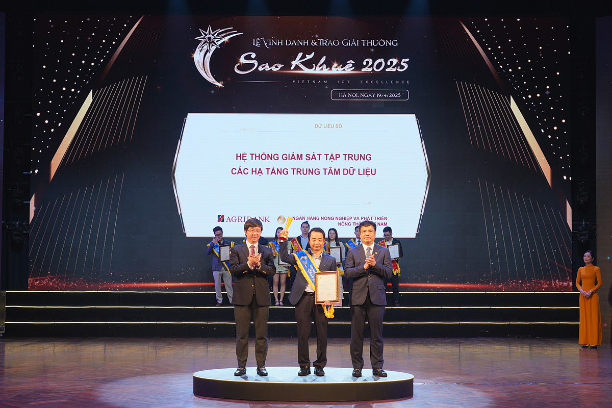 Ông Nguyễn Hữu Ngọc Thắng - Phó Giám đốc Trung tâm Công nghệ Thông tin Agribank nhận Giải thưởng Sao Khuê 2025 cho Hệ thống Giám sát tập trung các hạ tầng trung tâm dữ liệu.