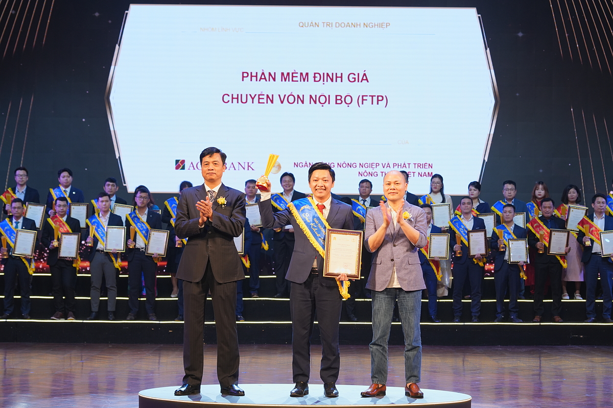 Đại diện Agribank nhận Giải thưởng Sao Khuê 2025 cho Phần mềm định giá chuyển vốn nội bộ &lpar;FTP&rpar;.