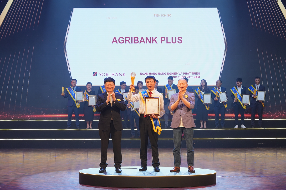 Ông Lê Hải Hà - Trưởng Ban Khách hàng Cá nhân Agribank nhận Giải thưởng Sao Khuê 2025 cho Agribank Plus.