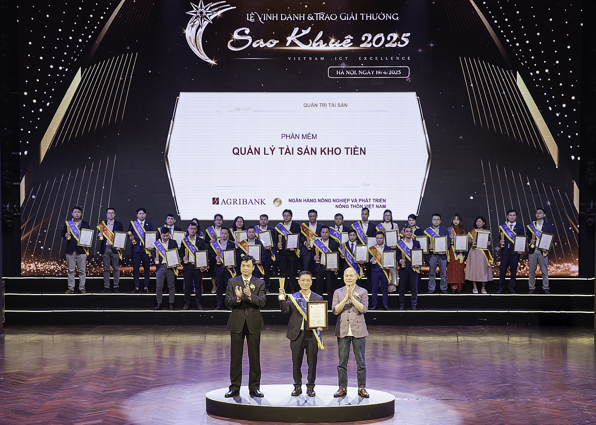 Đại diện Agribank nhận Giải thưởng Sao Khuê 2025 cho Phần mềm Quản lý tài sản kho tiền.