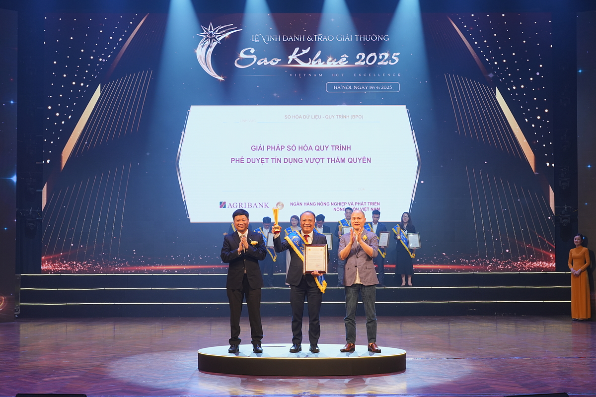Ông Nguyễn Khắc Trung - Trưởng ban Ngân hàng Số Agribank nhận Giải thưởng Sao Khuê 2025 cho Giải pháp số hóa quy trình phê duyệt tín dụng vượt thẩm quyền.