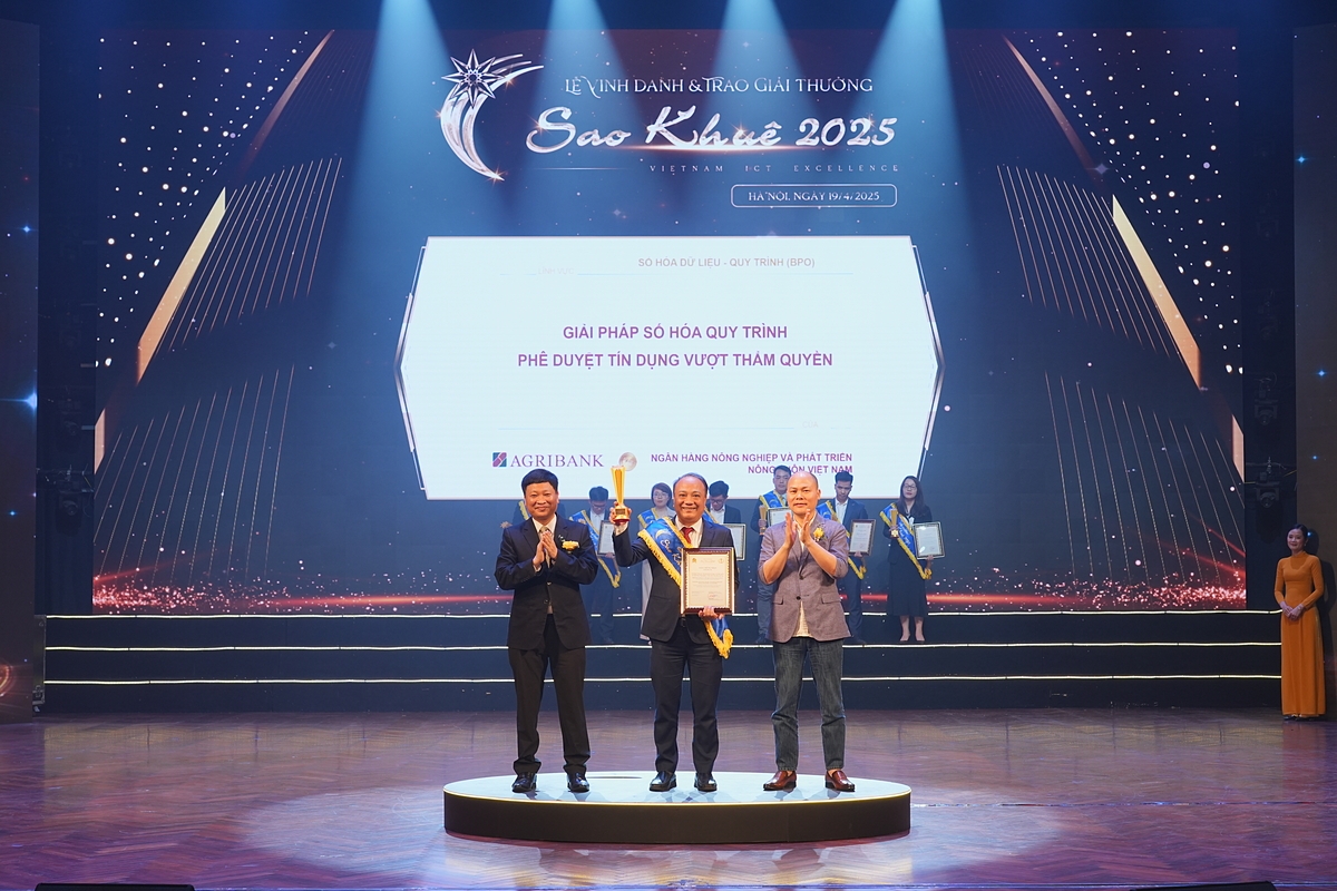 Ông Nguyễn Khắc Trung - Trưởng ban Ngân hàng Số Agribank nhận Giải thưởng Sao Khuê 2025 cho Giải pháp số hóa quy trình phê duyệt tín dụng vượt thẩm quyền.