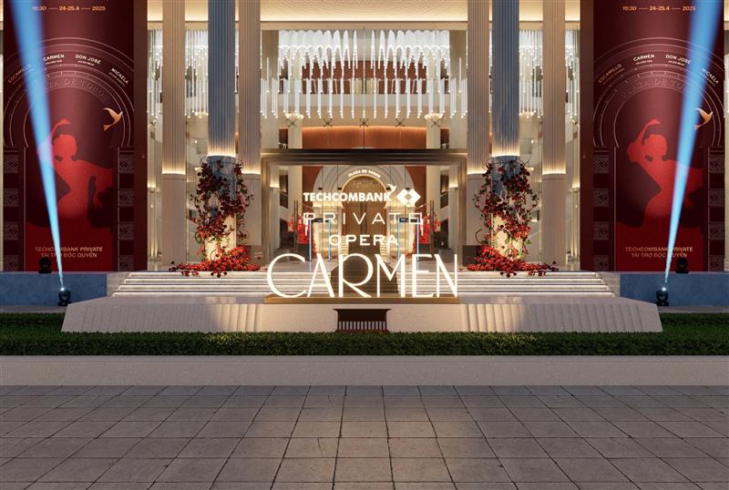 Khách mời bước vào “không gian Carmen” ngay từ sảnh nhà hát.