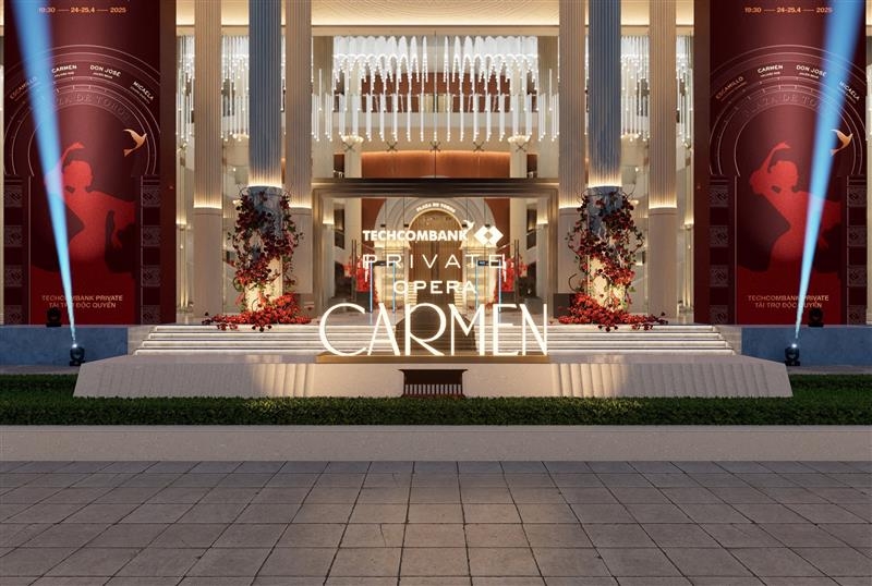 Khách mời bước vào “không gian Carmen” ngay từ sảnh nhà hát.