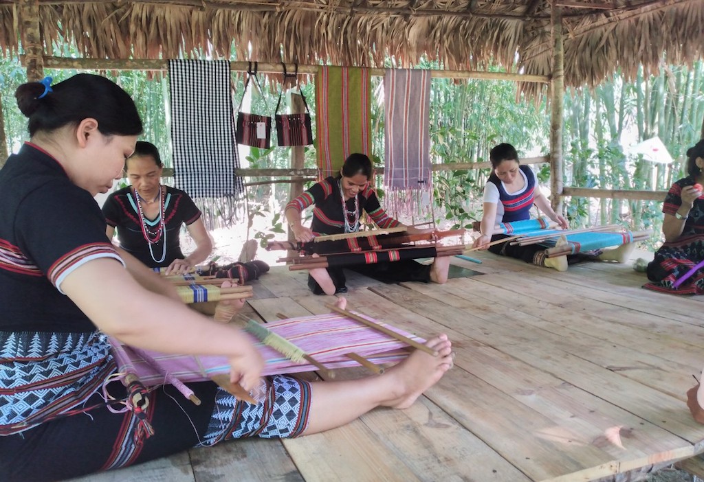 HTX Dệt thổ cẩm Zara giúp làng dệt thổ cẩm Zara ngày càng vang xa.