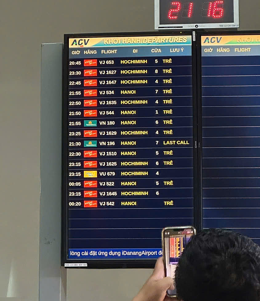 Tình trạng chậm chuyến, hủy chuyến dây chuyền, thay đổi vận hành đột ngột cùng áp lực cao điểm lễ đang phơi bày điểm yếu hạ tầng và bài toán kinh doanh đầy rủi ro tại sân bay lớn nhất Việt Nam.