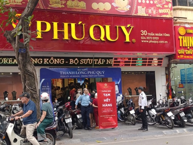Những ngày gần đây khi giá vàng tăng dựng đứng các cửa hàng kinh doanh vàng luôn trong tình trạng hết vàng để bán.