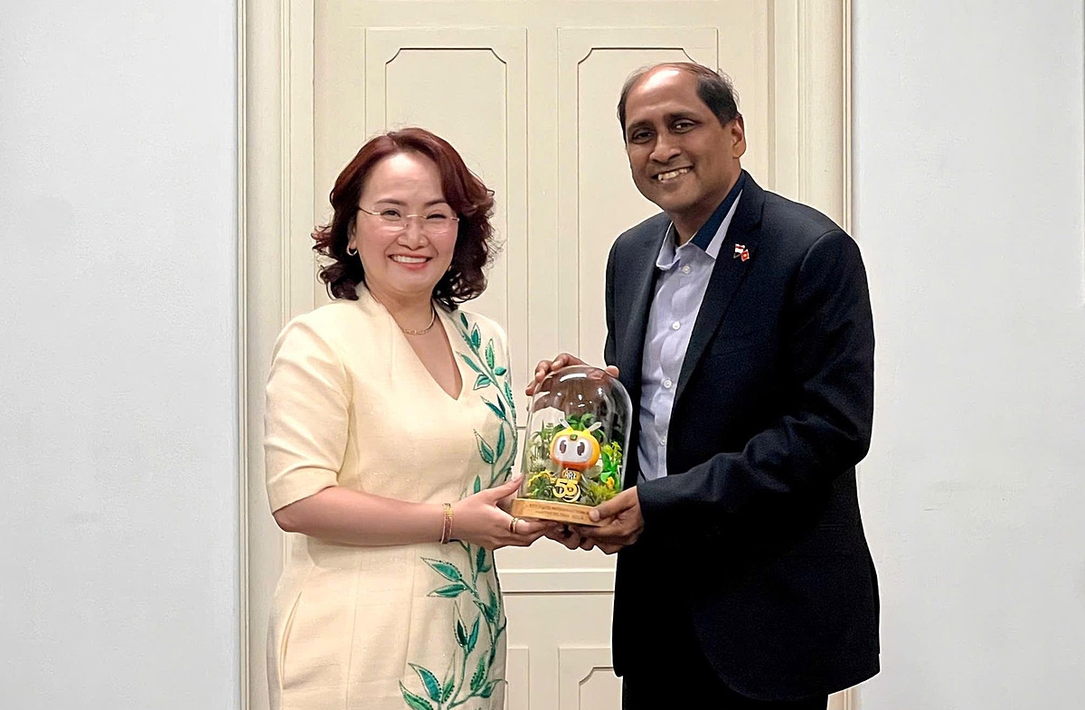 Ông Jaya Ratnam - Đại sứ Đặc mệnh Toàn quyền Singapore tại Việt Nam và bà My trong buổi làm việc ngày 14/04.