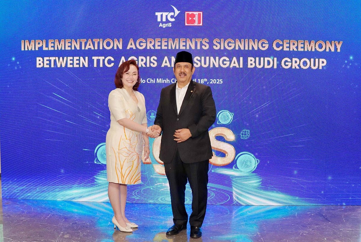 Bộ trưởng Bộ Kế hoạch Phát triển Quốc gia Indonesia Rachmat Pambudy và bà My tại lễ ký kết hợp tác giữa TTC AgriS và tập đoàn Sungai Budi.