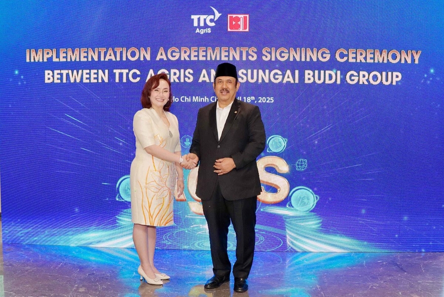 Bộ trưởng Bộ Kế hoạch Phát triển Quốc gia Indonesia Rachmat Pambudy và bà My tại lễ ký kết hợp tác giữa TTC AgriS và tập đoàn Sungai Budi.