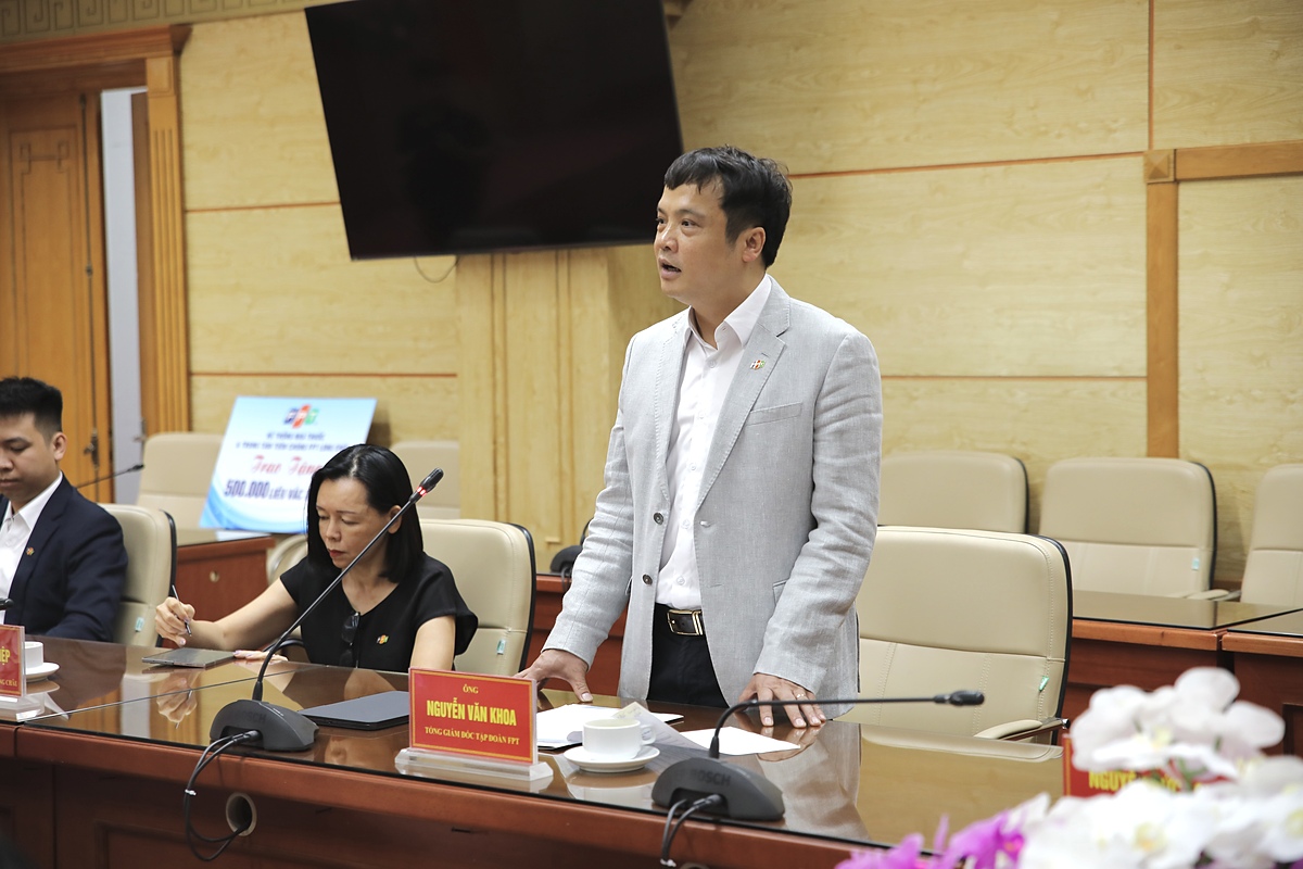 Tổng Giám Đốc Tập đoàn FPT Nguyễn Văn Khoa phát biểu tại lễ trao tặng.