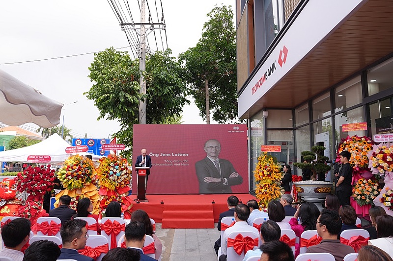 Tổng giám đốc Techcombank phát biểu khai trương.