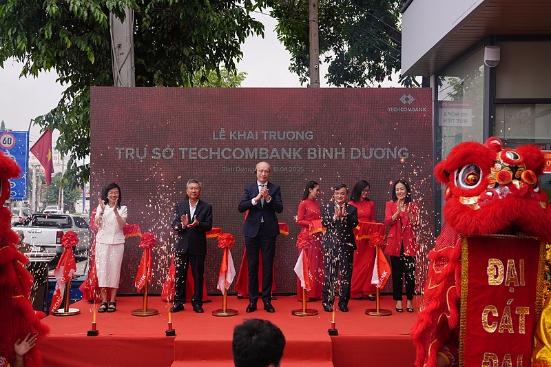 Ban lãnh đạo cắt băng khánh thành khai trương.