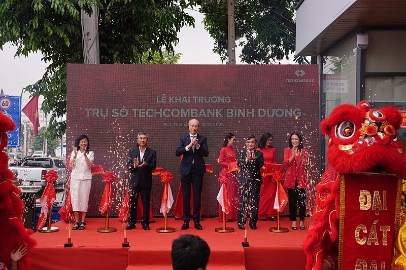 Ban lãnh đạo cắt băng khánh thành khai trương.