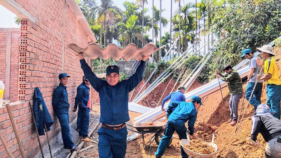 Lực lượng quân sự xã Sơn Tinh ra quân giúp người dân xây dựng nhà ở thuộc Chương trình xóa nhà tạm, nhà dột nát.