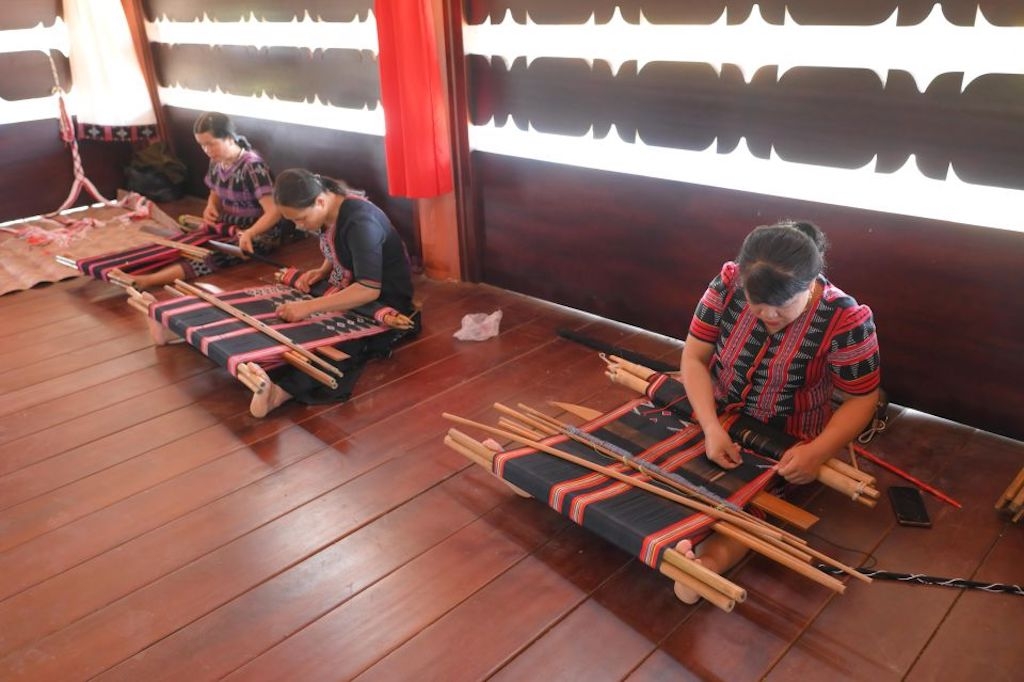 Ở A Lưới có các HTX và tổ hợp tác dệt thổ cẩm Zèng đã giúp cho công việc sản xuất Zèng của phụ nữ dân tộc thiểu số ở A Lưới đi vào bài bản, chuyên nghiệp.