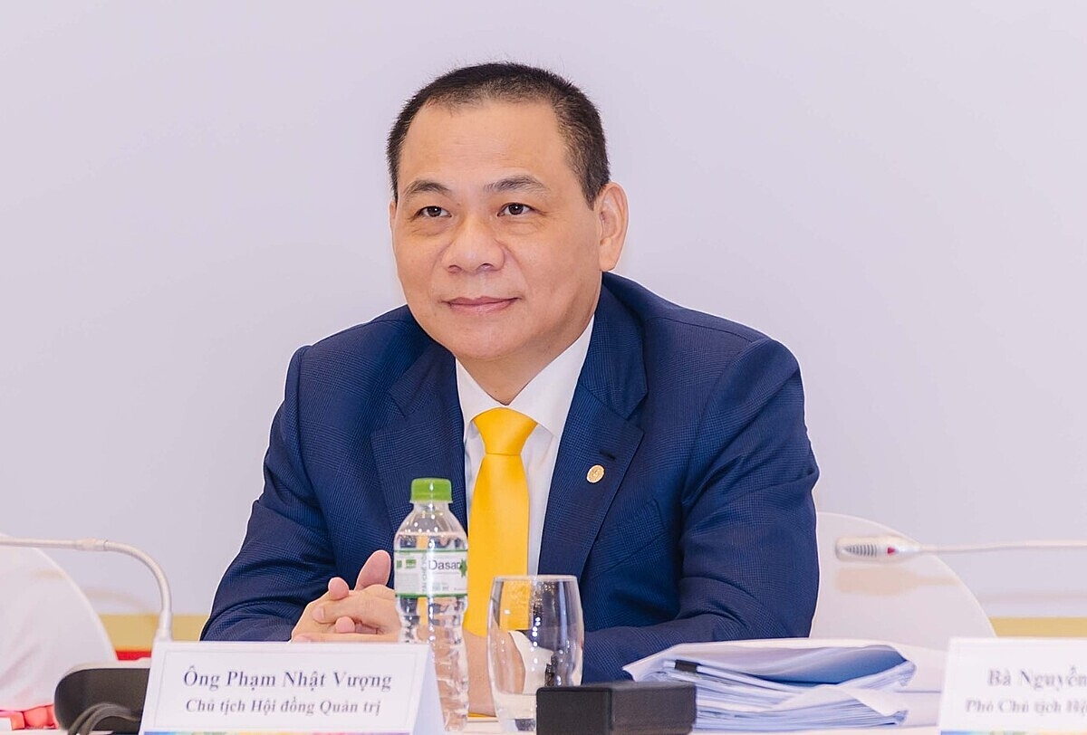 Ông Phạm Nhật Vượng trả lời cổ đông tại đại hội.