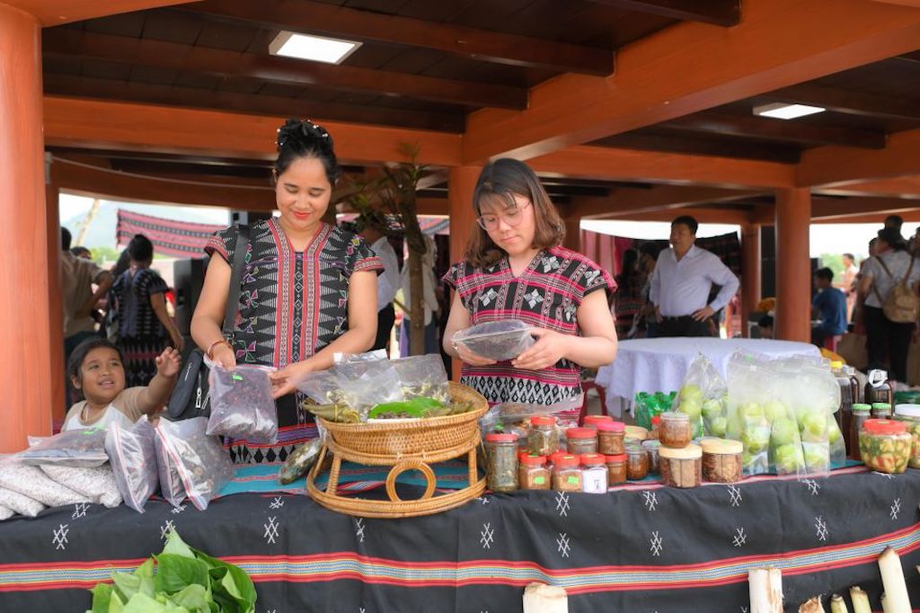 Nhờ tham gia HTX và được tập huấn ứng dụng nền tảng số để bán hàng giúp cho phụ nữ dân tộc thiểu số ở A Lưới cải thiện sinh kế.