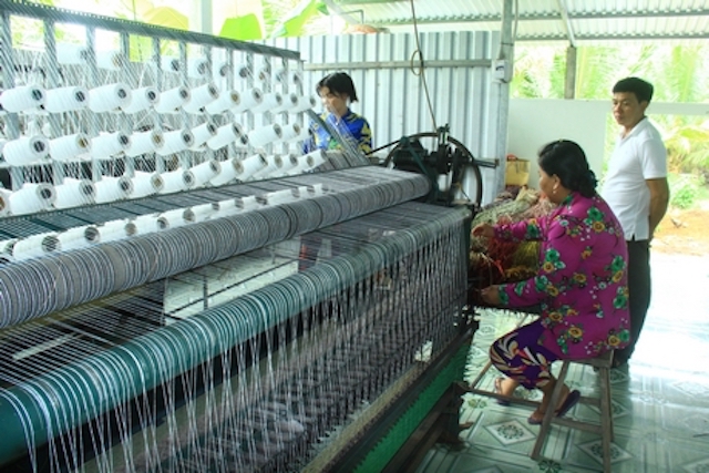 Thời gian qua nhiều HTX thủ công mỹ nghệ tại tỉnh Vĩnh Long được thành lập với lực lượng lao động chính là phụ nữ.