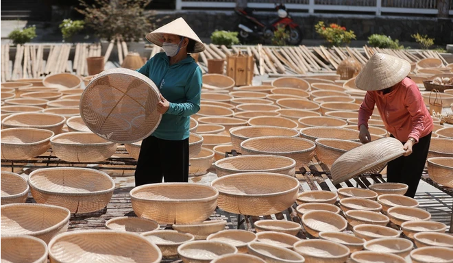 Một số HTX thủ công mỹ nghệ với công nghệ sản xuất và quản lý vẫn còn lạc hậu, khiến các kỹ sư và nhà thiết kế trẻ không nhìn thấy cơ hội để phát huy năng lực và đóng góp vào sự phát triển của HTX.