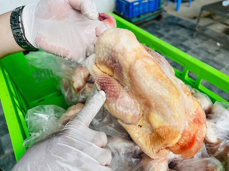 Thực phẩm không rõ nguồn gốc, có dấu hiệu hư hỏng, tiềm ẩn nguy cơ gây hại nghiêm trọng đến sức khỏe người tiêu dùng khi sử dụng.