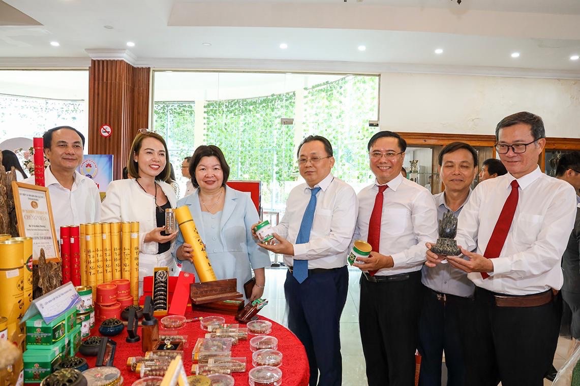 Chủ tịch Liên minh HTX Việt Nam Cao Xuân Thu Vân cùng các đại biểu tham gia gian hàng trưng bày.