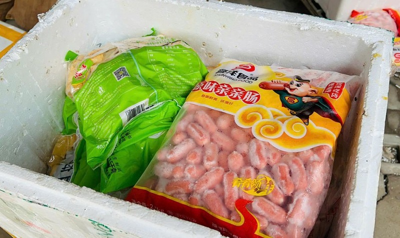 Một lượng lớn thực phẩm không rõ nguồn gốc như xúc xích, lạp xưởng, há cảo, viên thả lẩu 'thập cẩm', thanh cua... được phát hiện tại một kho lạnh trên địa bàn quận Nam Từ Liêm, Hà Nội.