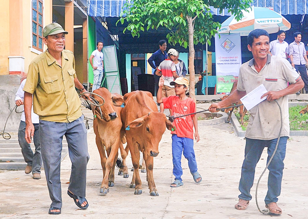 Để hướng tới thoát nghèo bền vững, chính quyền xã Hướng Hiệp đang phát huy tinh thần “Lá lành đùm lá rách”, “Không để ai bị bỏ lại phía sau”.