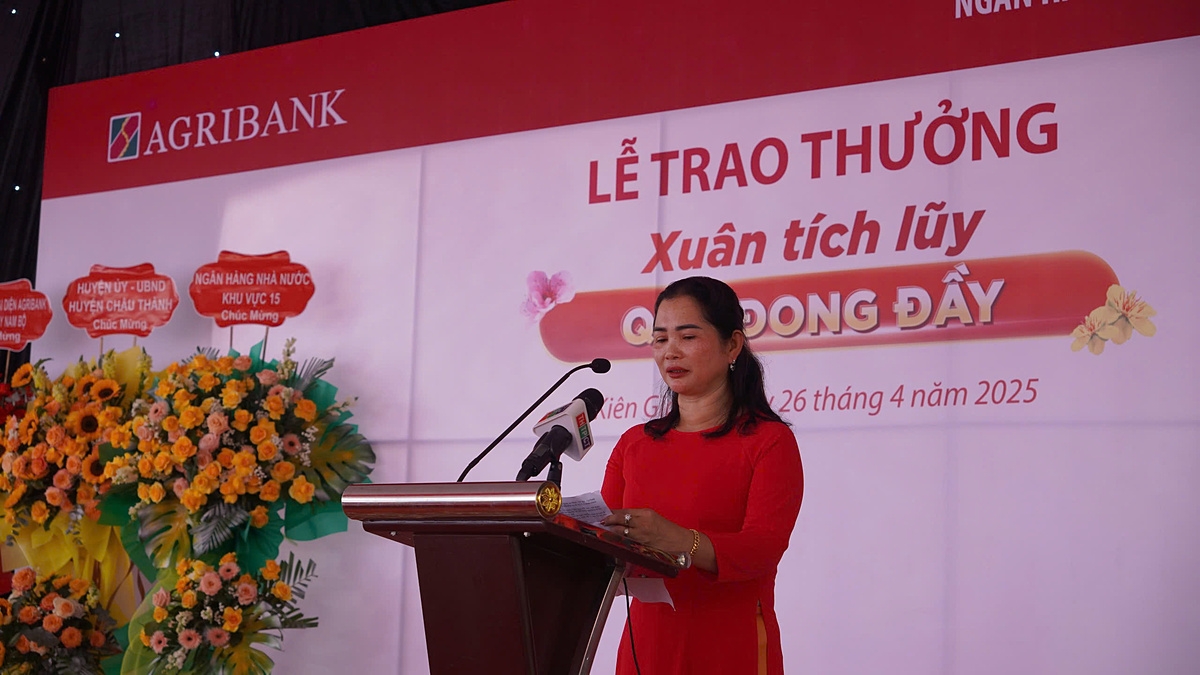 Đại diện gia đình, chị Nguyễn Thị Đào chia sẻ niềm vui khi gia đình trúng giải đặc biệt.