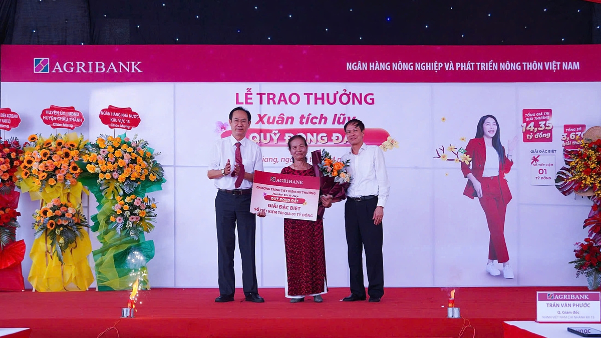 Ông Phùng Văn Hưng Quang &lpar;Bên phải&rpar; – Kế toán Trưởng Agribank cùng ông Bùi Thanh Quang &lpar;Bên trái&rpar; – Trưởng Văn phòng đại diện Agribank khu vực Tây Nam Bộ trao thưởng cho bà Huỳnh Thị Lạt, trị giá 1 tỷ đồng.