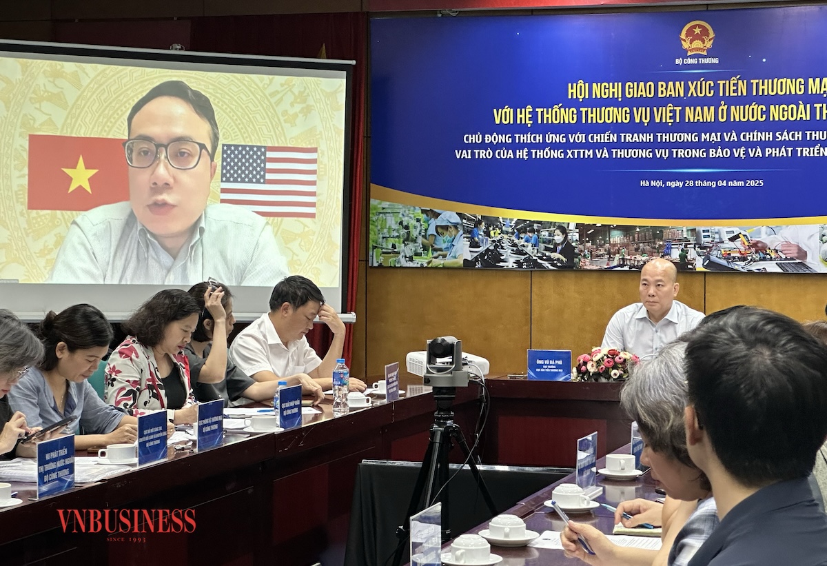 Ông Đỗ Ngọc Hưng &lpar;đeo kính&rpar;, Tham tán Thương mại Thương vụ Việt Nam tại Hoa Kỳ tham dự hội nghị trực tuyến.